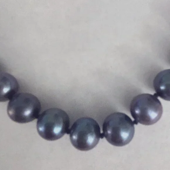 Strand of Black Pearls - Picture 3 of 3